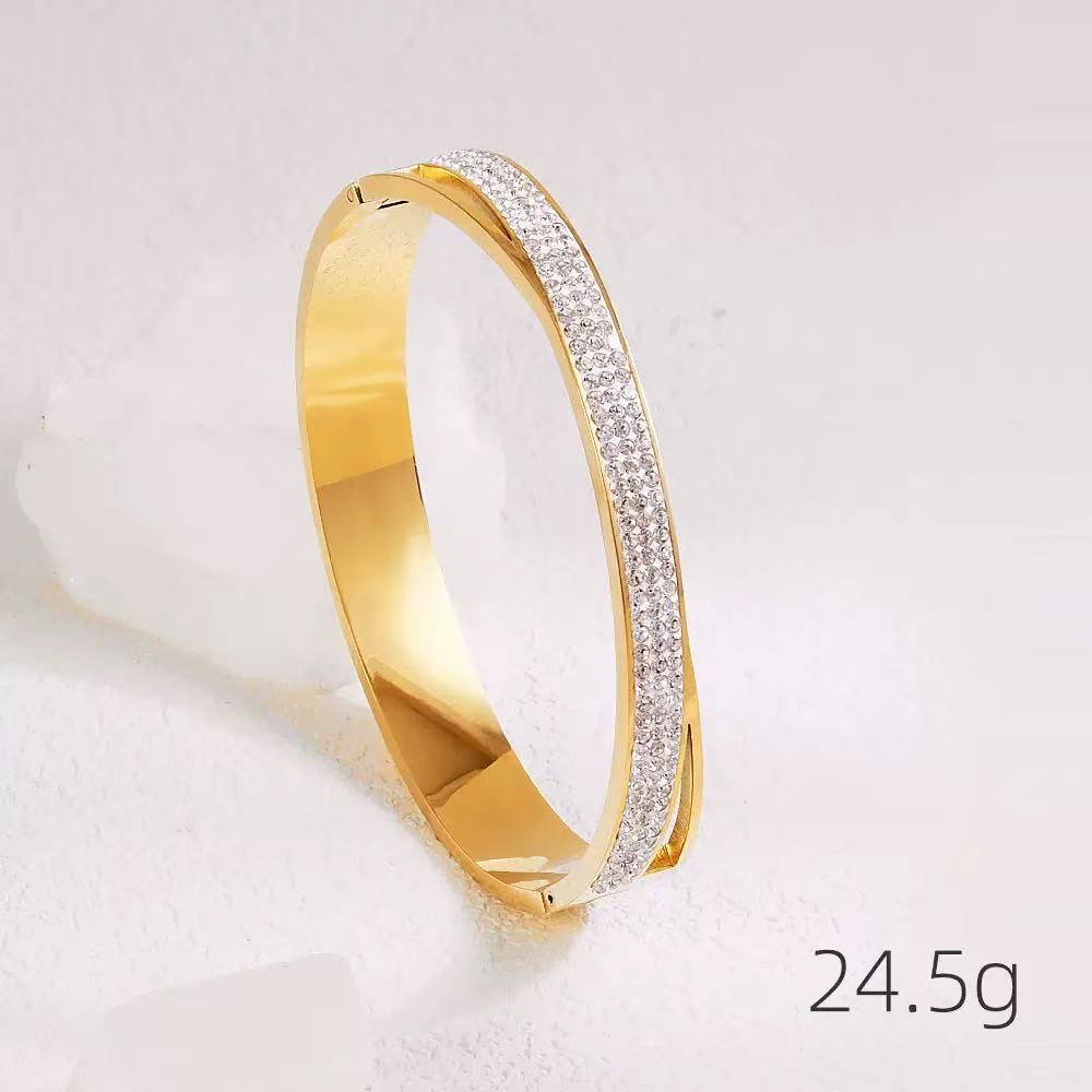 High-end titanium steel bracelet that does not fade color