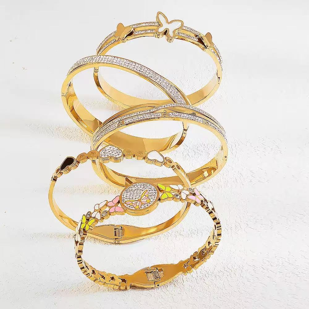 High-end titanium steel bracelet that does not fade color