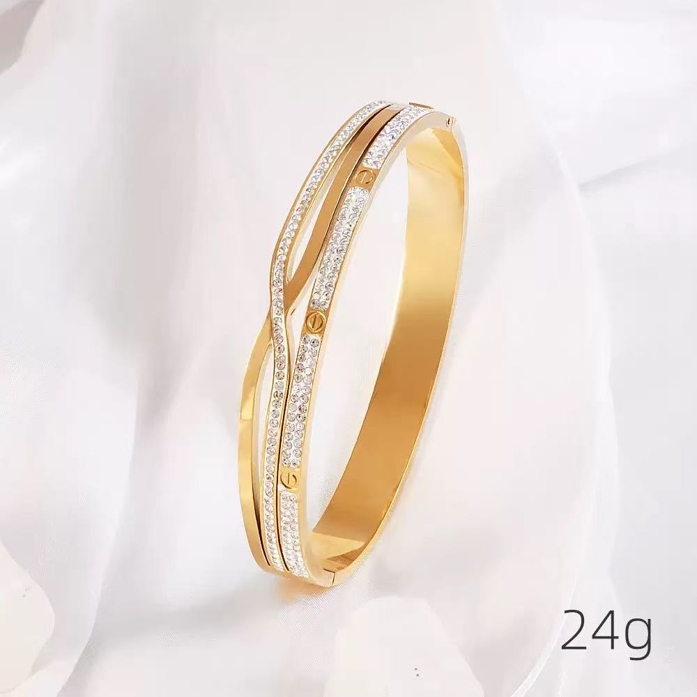 High-end titanium steel bracelet that does not fade color